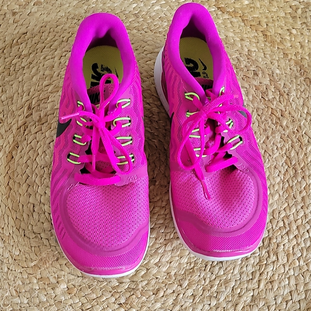 Tennis shoes